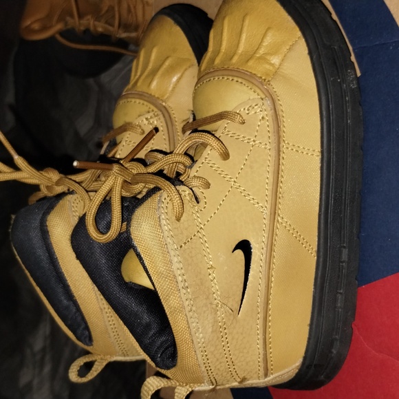 Shoes - Picture 4 of 8